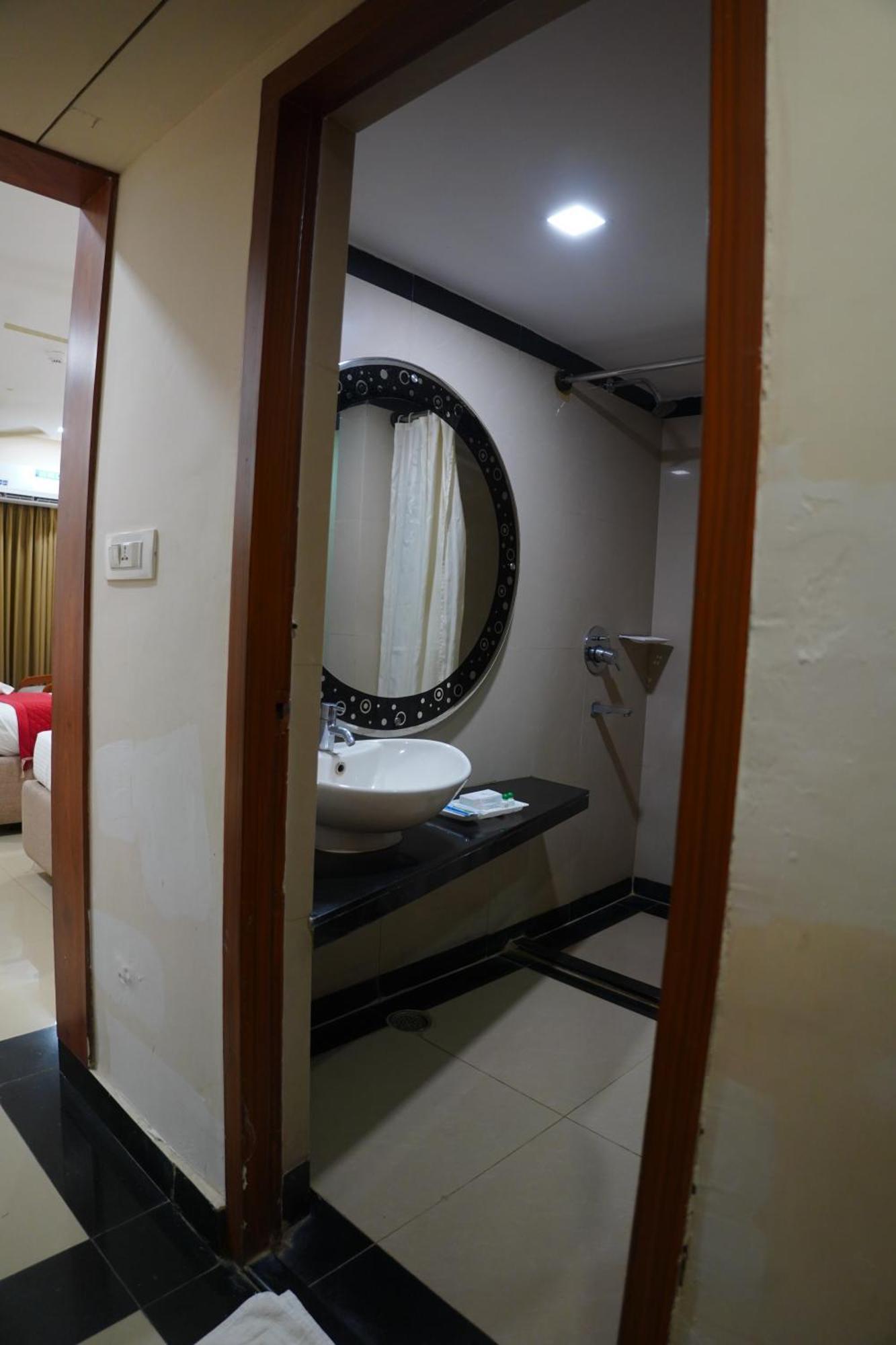 Hotel Grand Nagarjuna By Konark Hotels Guntūr Екстериор снимка